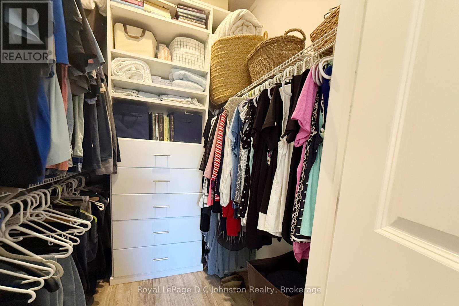 221 GRENVILLE STREET S - 21