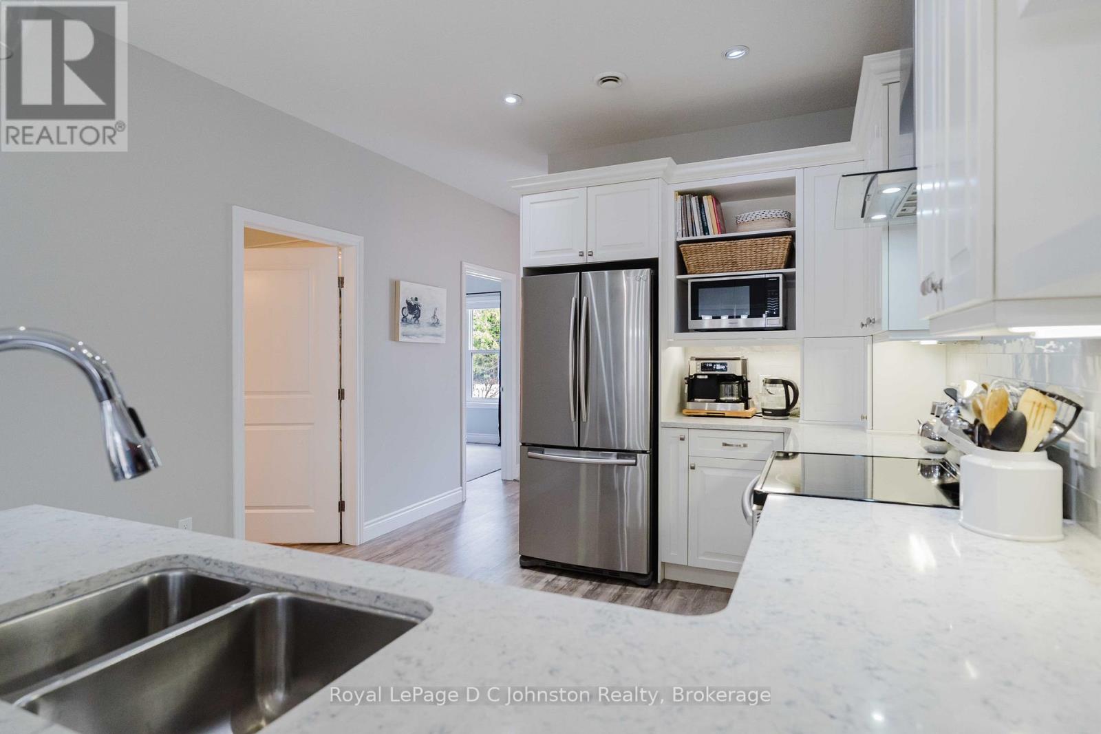 221 GRENVILLE STREET S - 8