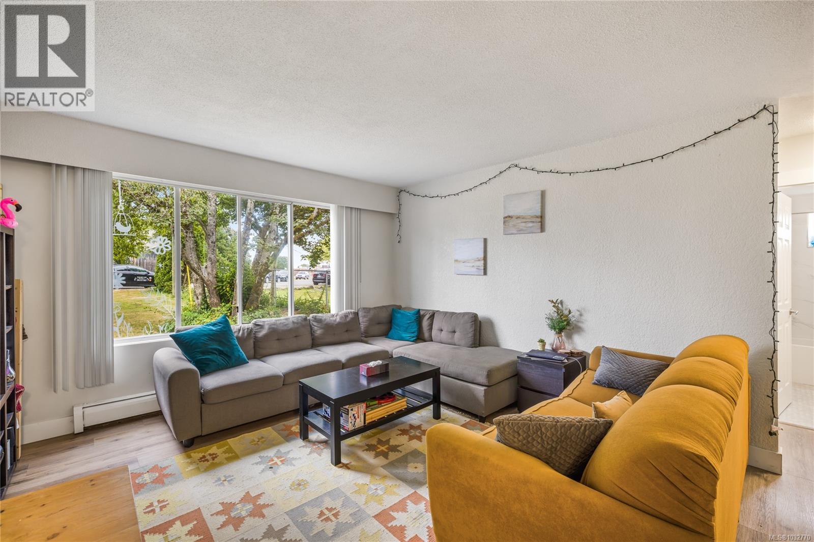 723 Nightingale Cres - Image 2