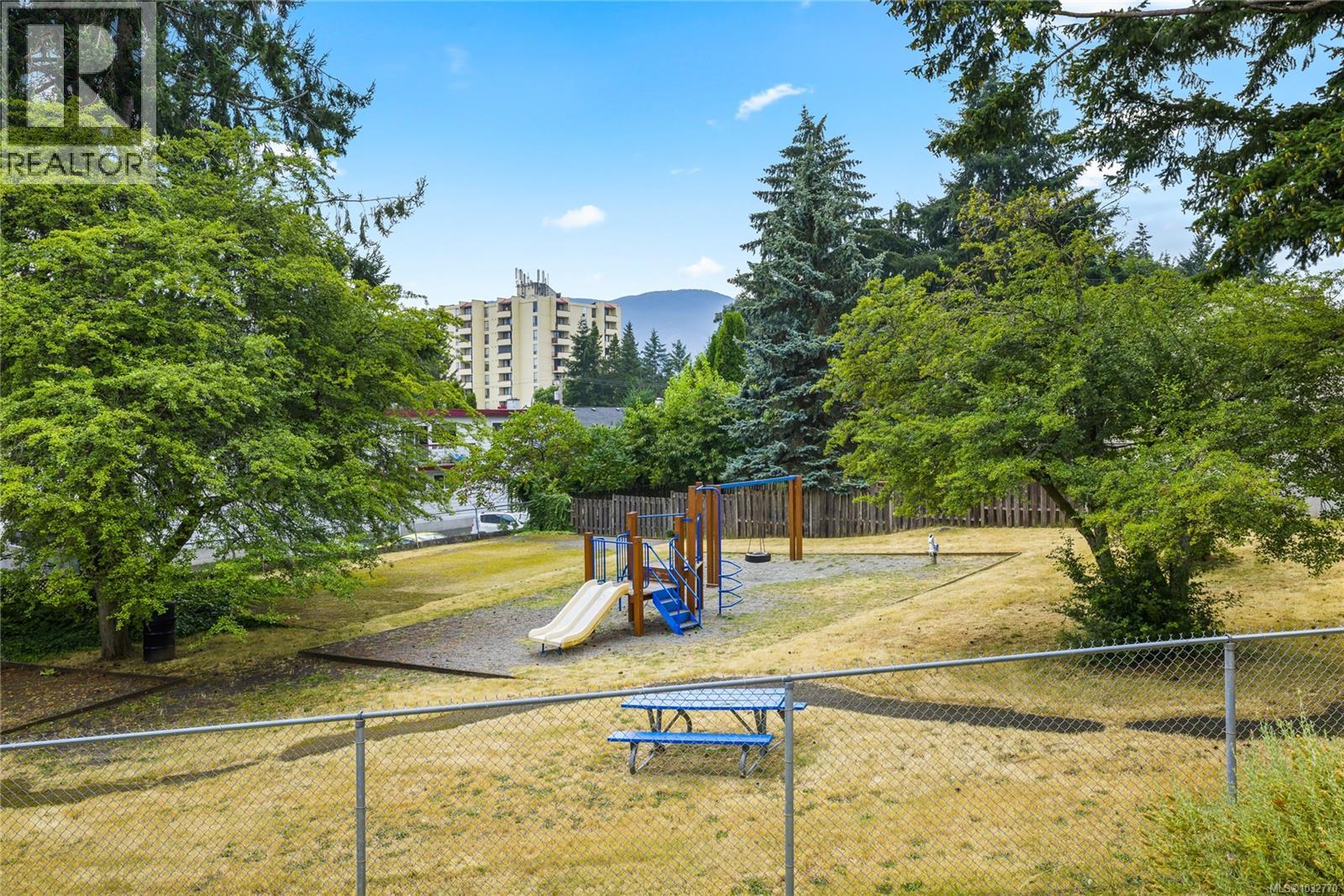 723 Nightingale Cres - 32