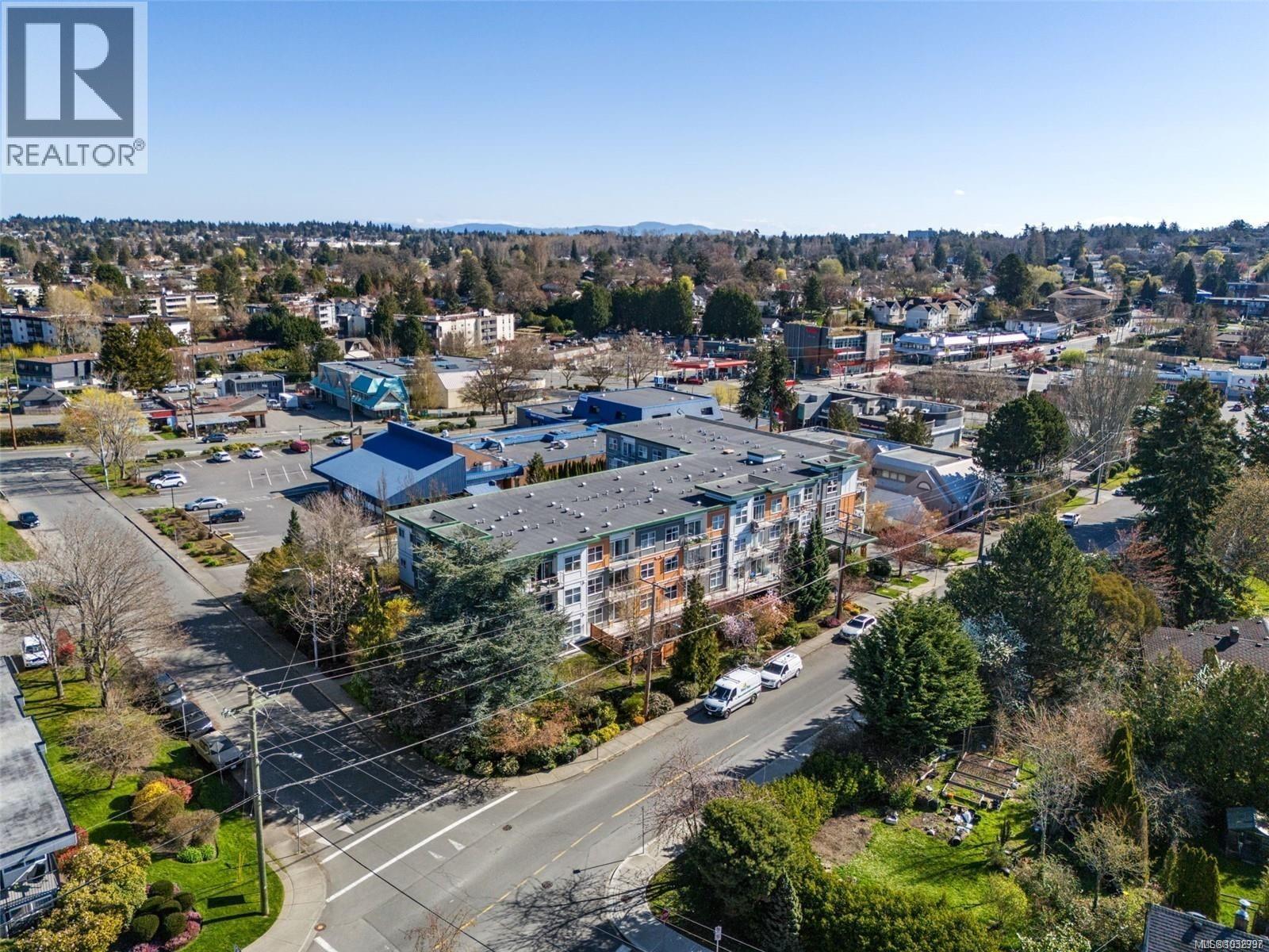 207 1550 Church Avenue, Saanich