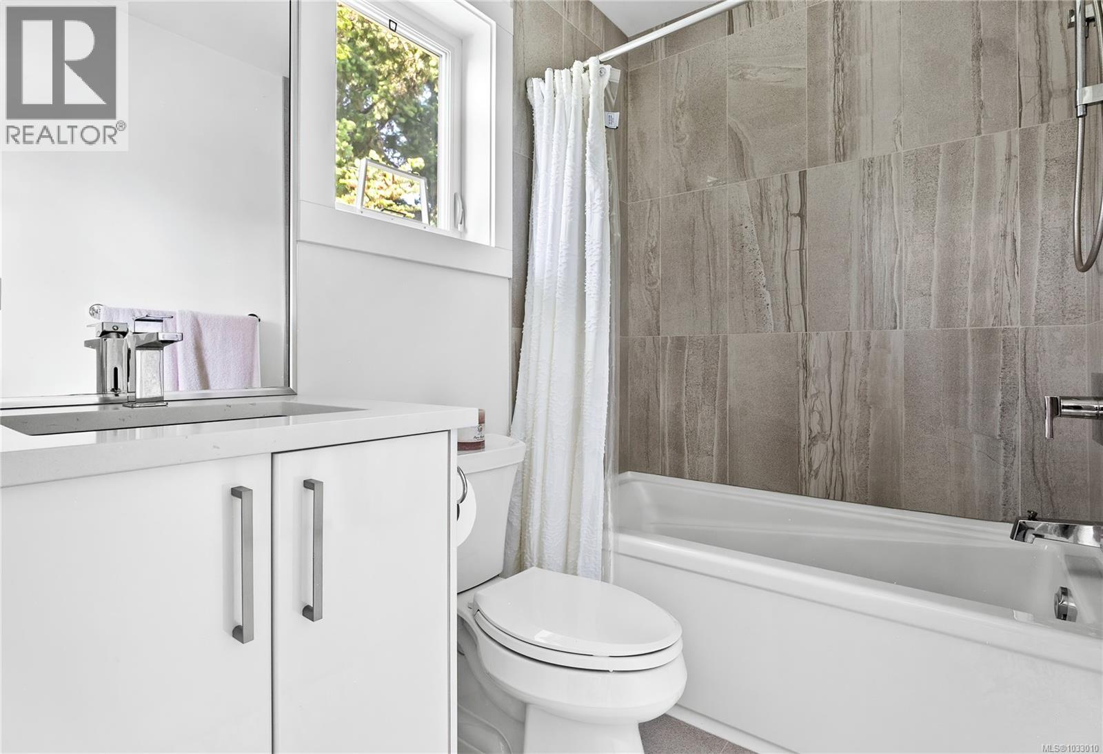 7 1032 Cloverdale Avenue, Saanich