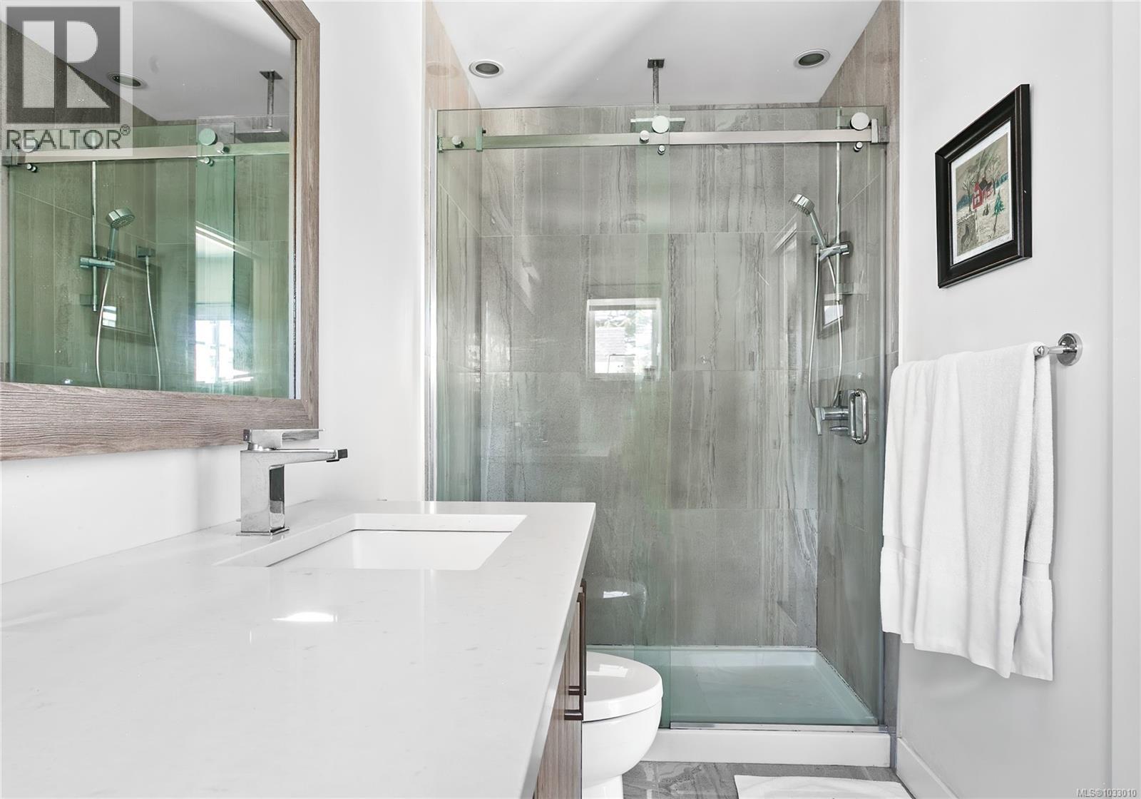 7 1032 Cloverdale Avenue, Saanich