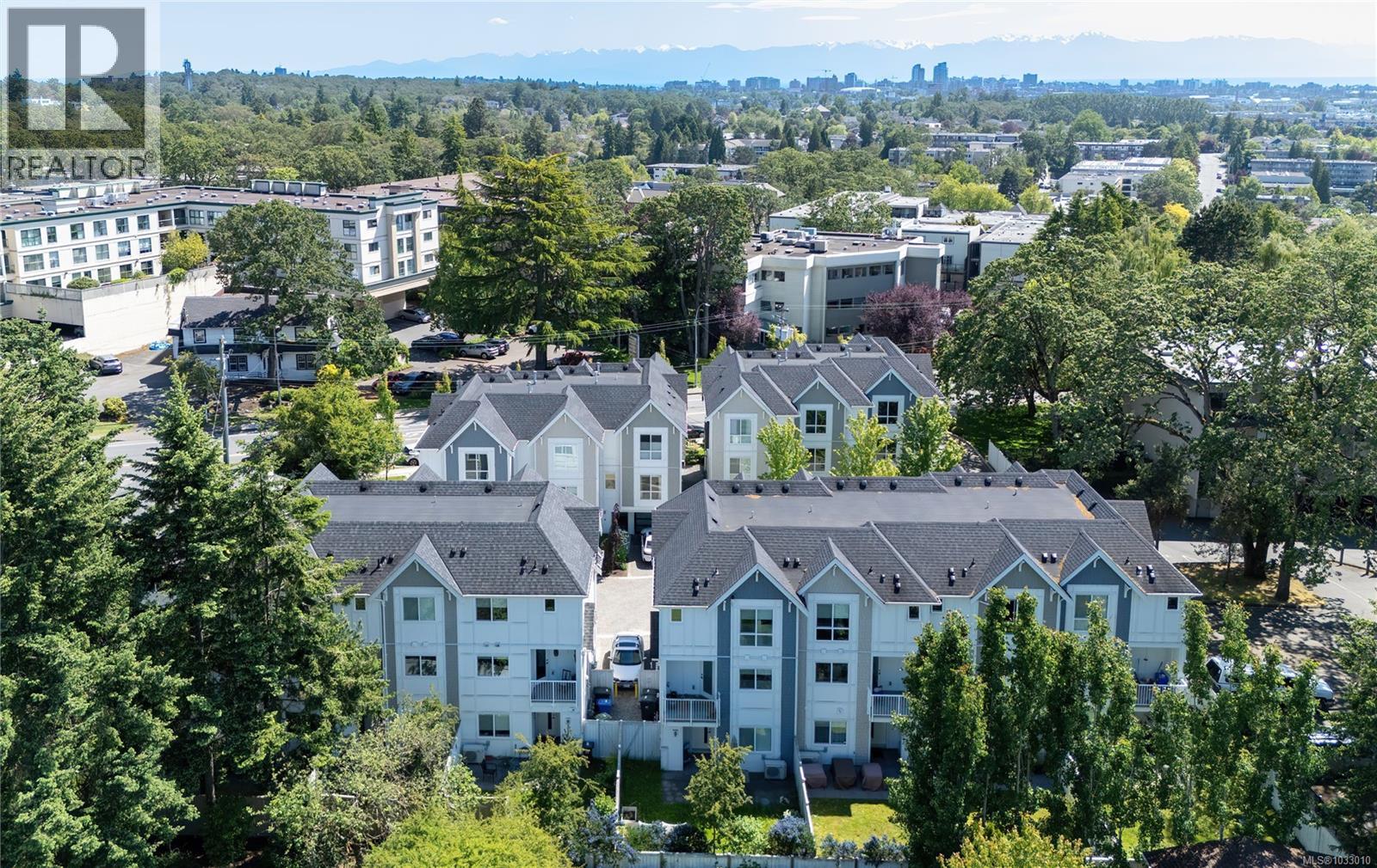 7 1032 Cloverdale Avenue, Saanich