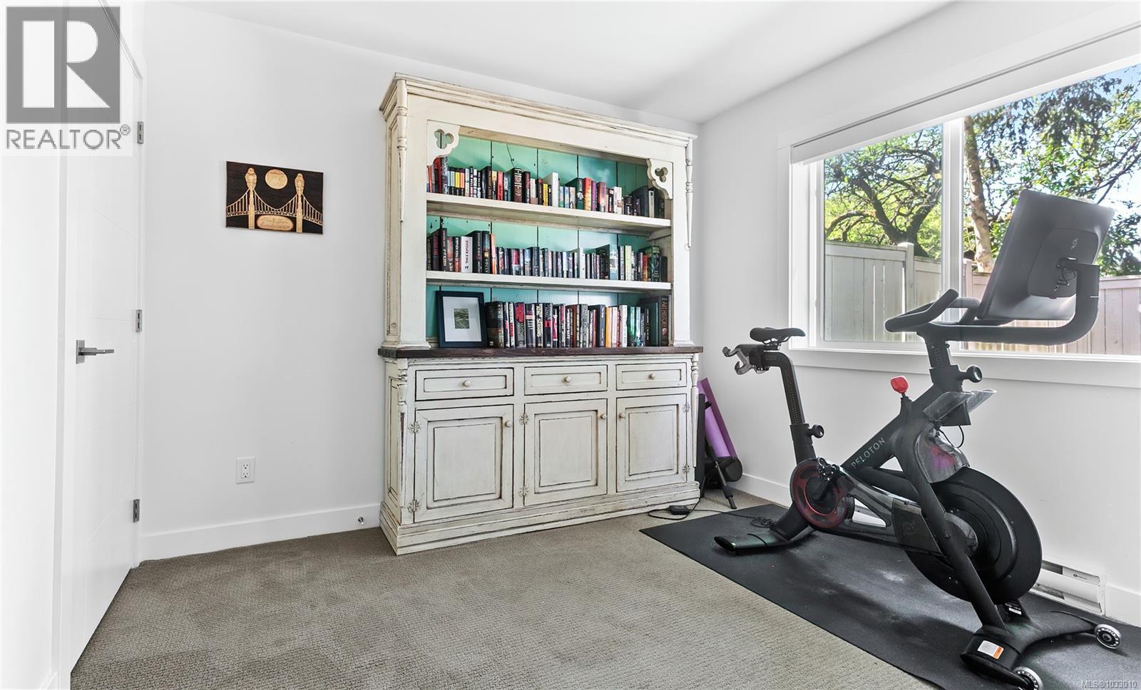 7 1032 Cloverdale Avenue, Saanich