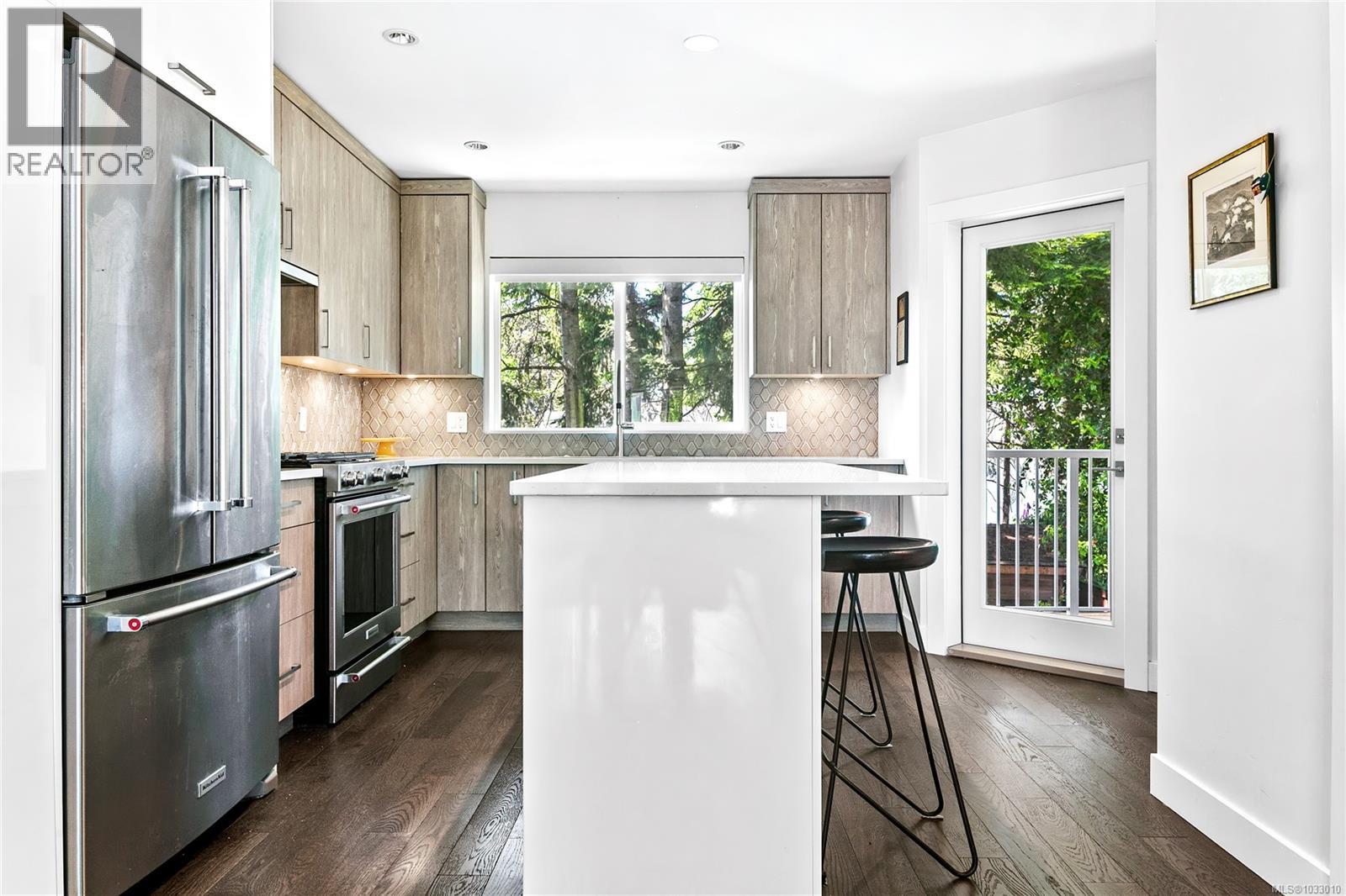 7 1032 Cloverdale Avenue, Saanich