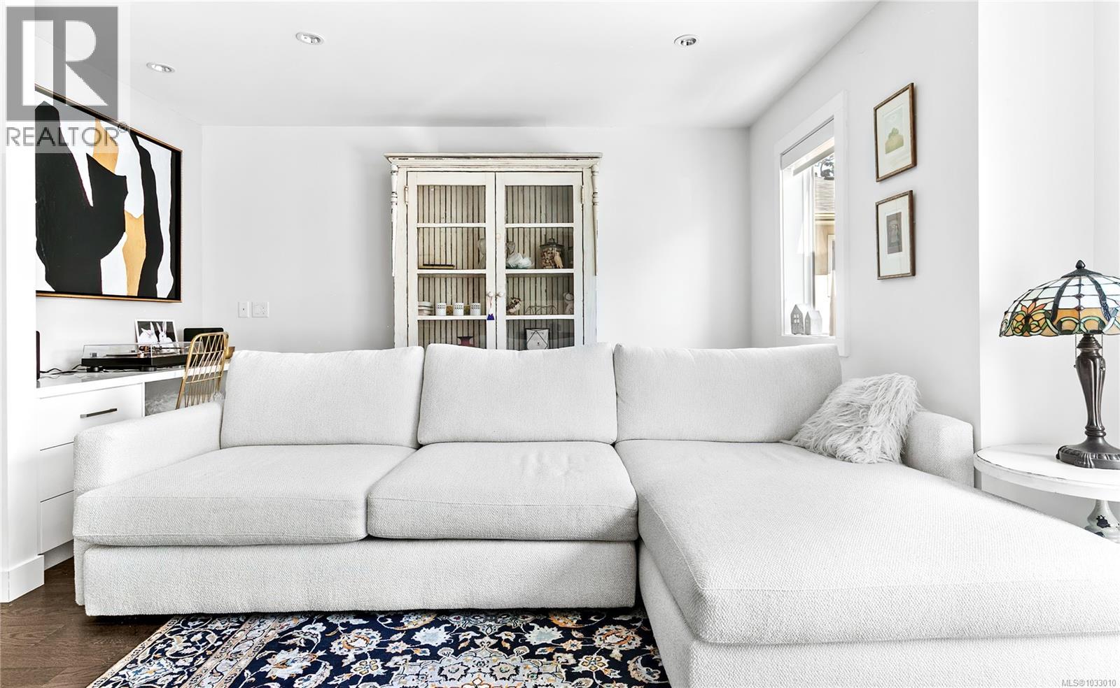 7 1032 Cloverdale Avenue, Saanich