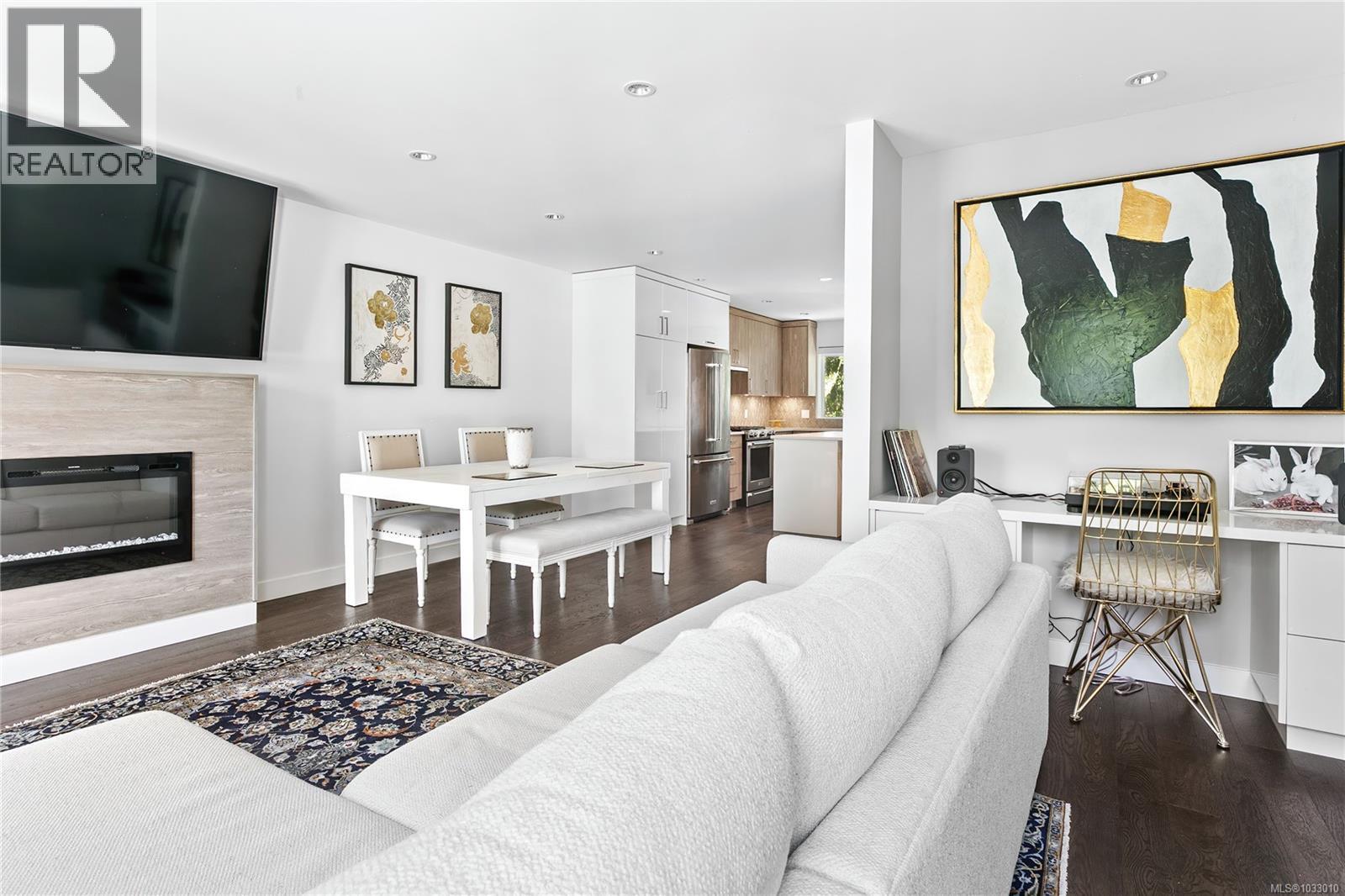 7 1032 Cloverdale Avenue, Saanich