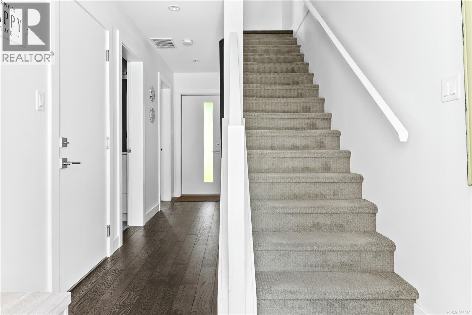 7 1032 Cloverdale Avenue, Saanich