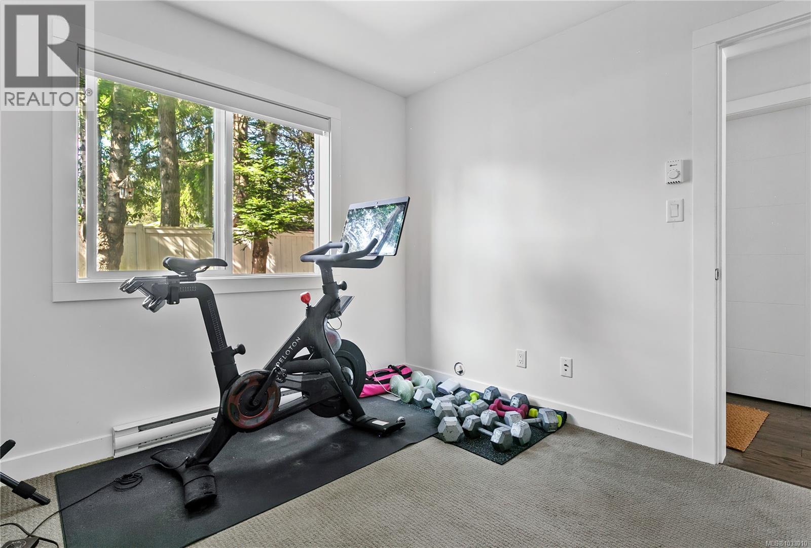 7 1032 Cloverdale Avenue, Saanich