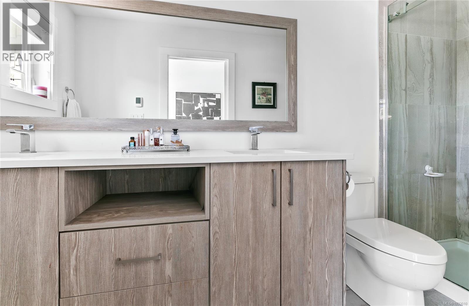 7 1032 Cloverdale Avenue, Saanich