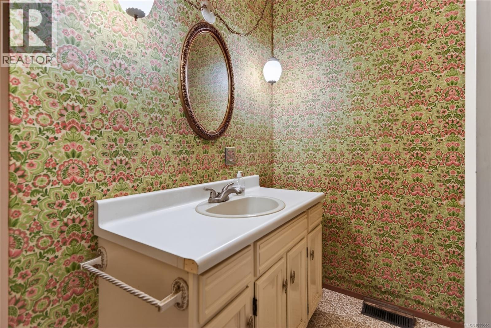 7191 ISLAND HWY - 22