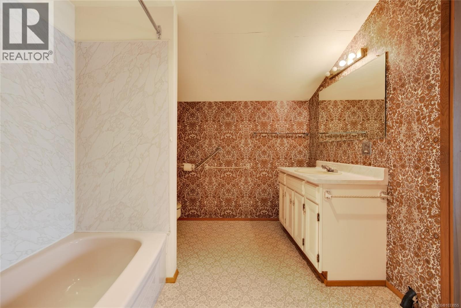 7191 ISLAND HWY - 30