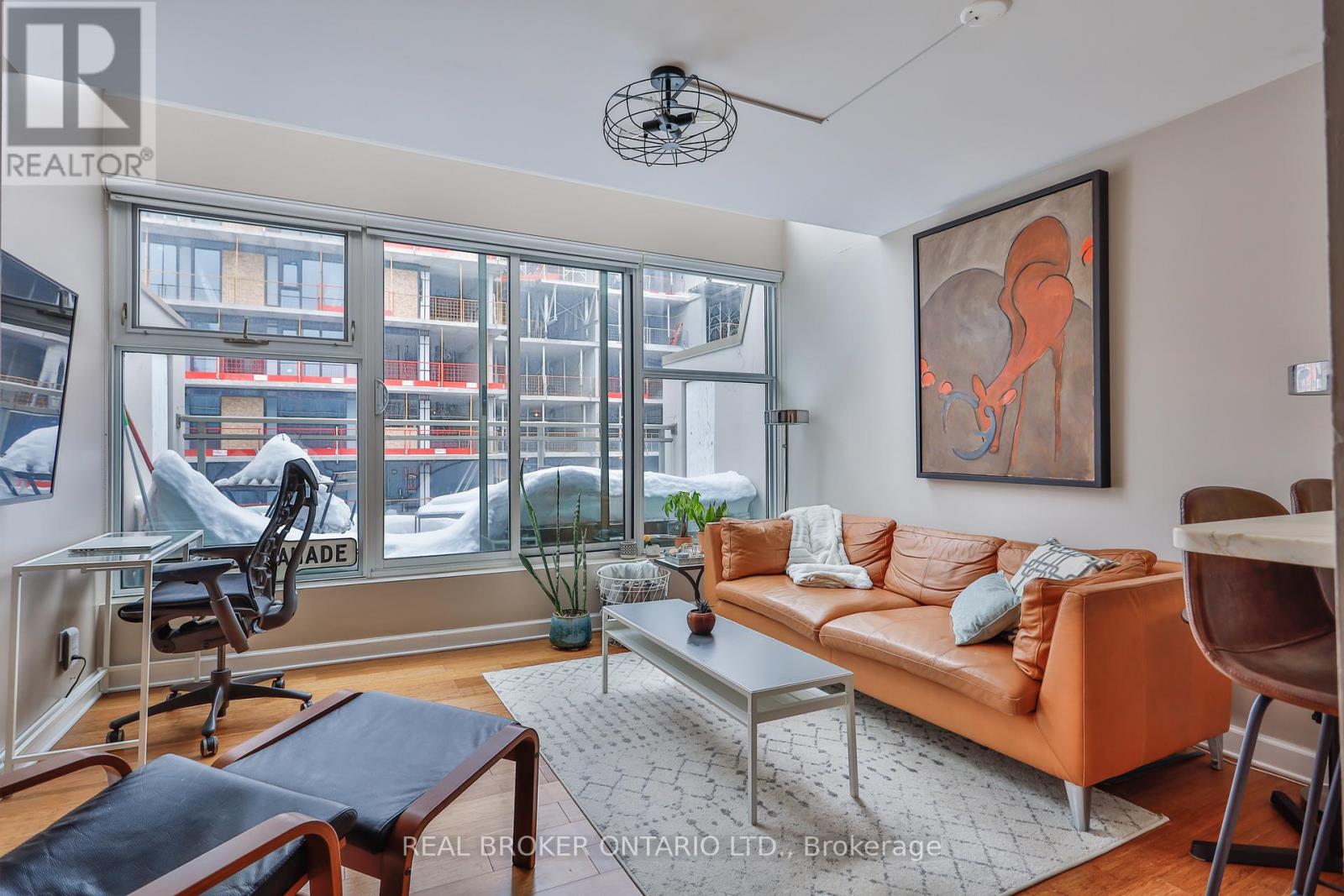 912 - 222 THE ESPLANADE