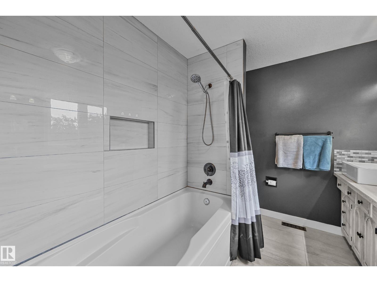 #11-474012 RGE ROAD 242 - 42