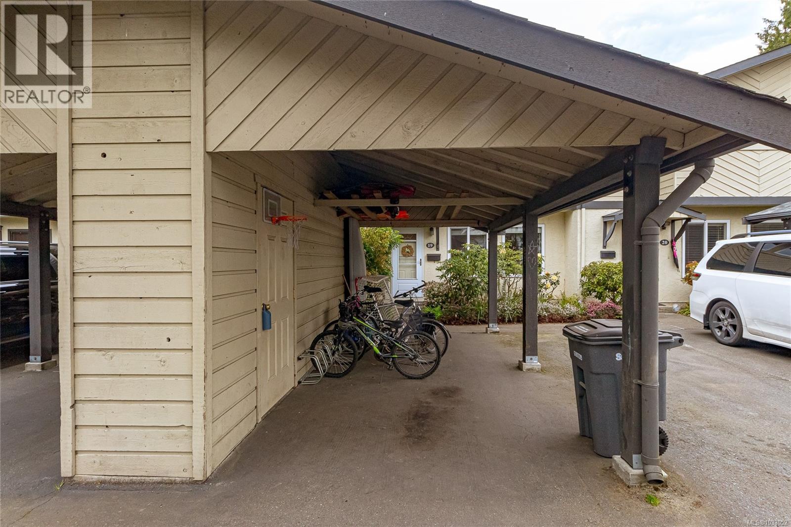 19 1741 McKenzie Avenue, Saanich