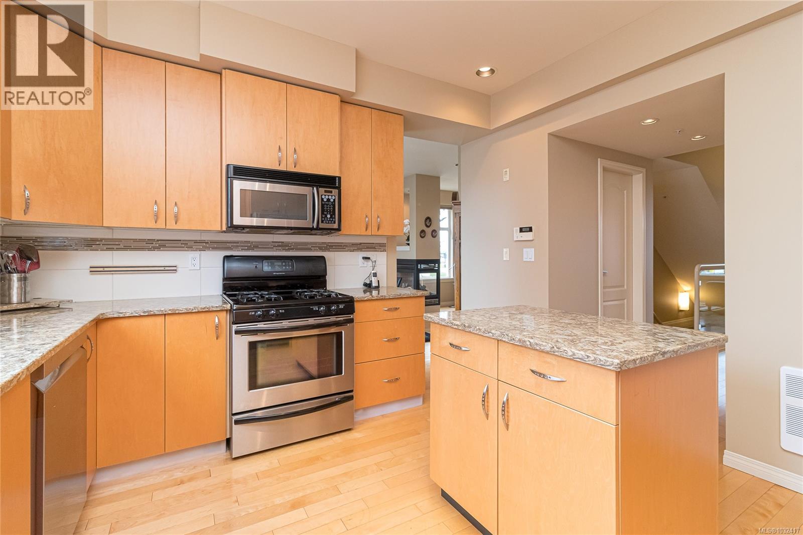 #6 60 DALLAS RD - 13