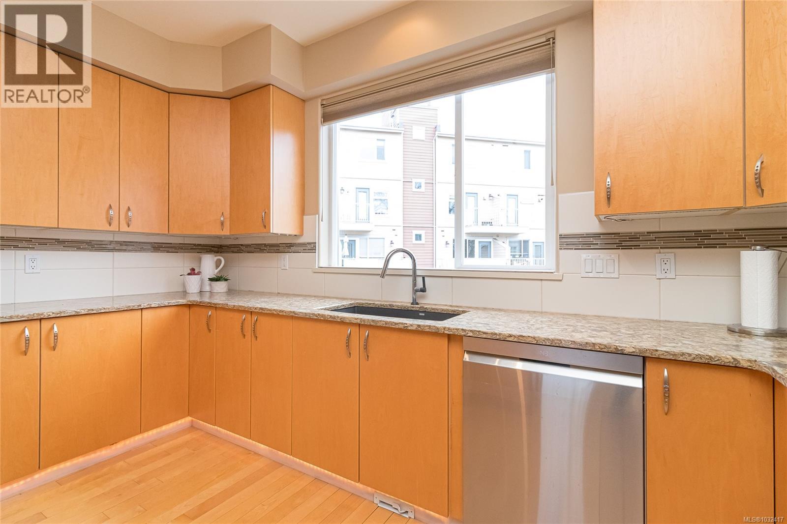 #6 60 DALLAS RD - 15