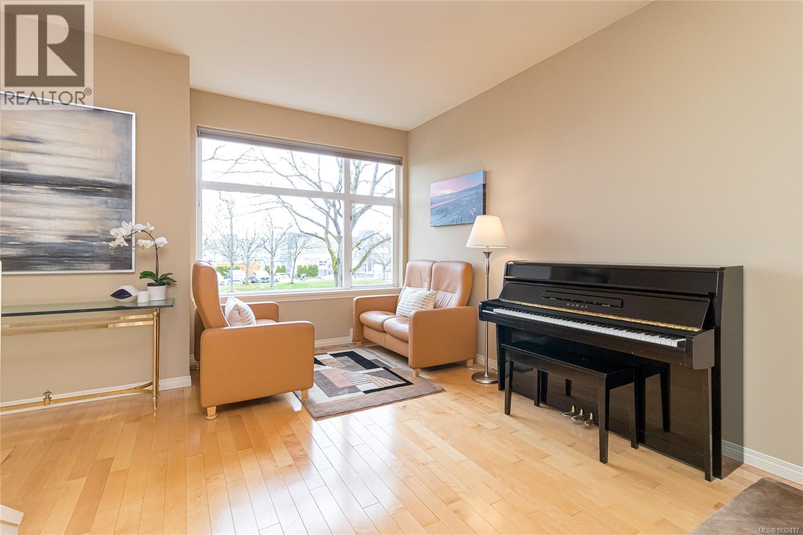 #6 60 DALLAS RD - 18