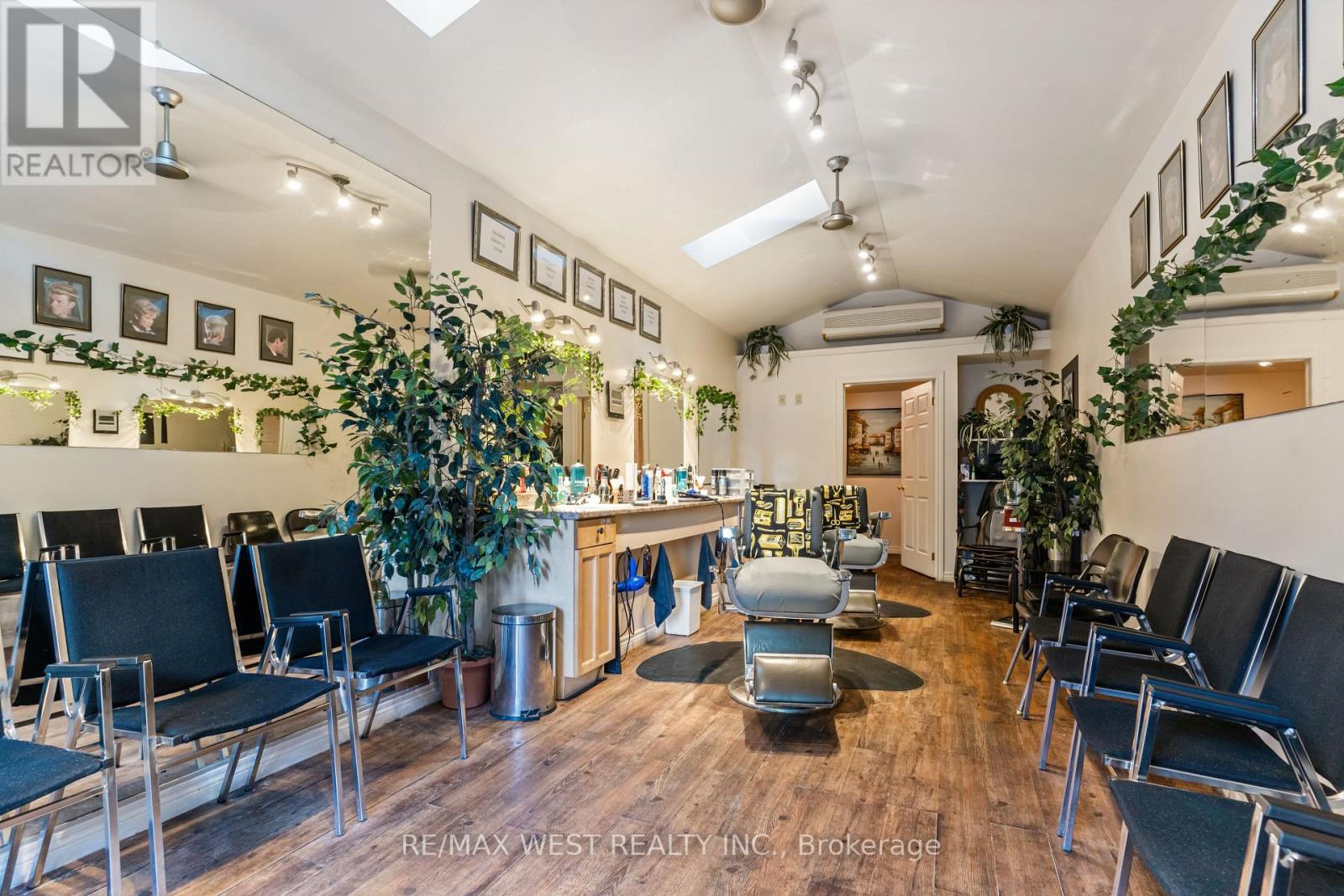 560 PEEL STREET — photo 25