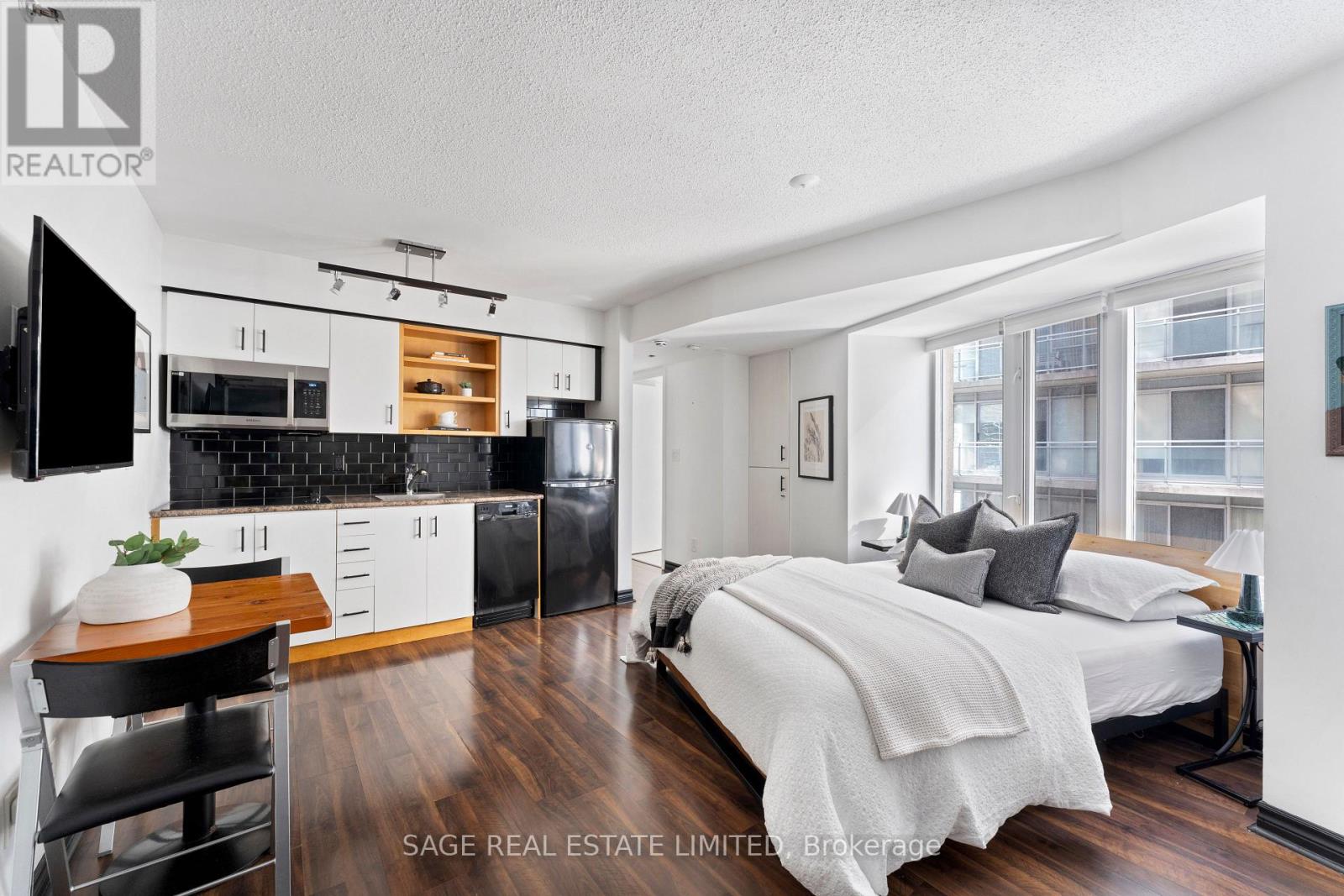 #1507 200 VICTORIA STREET - 1