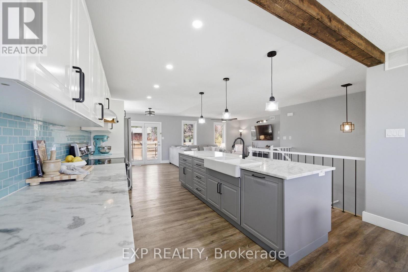 8 HENDERSON LANE — photo 10