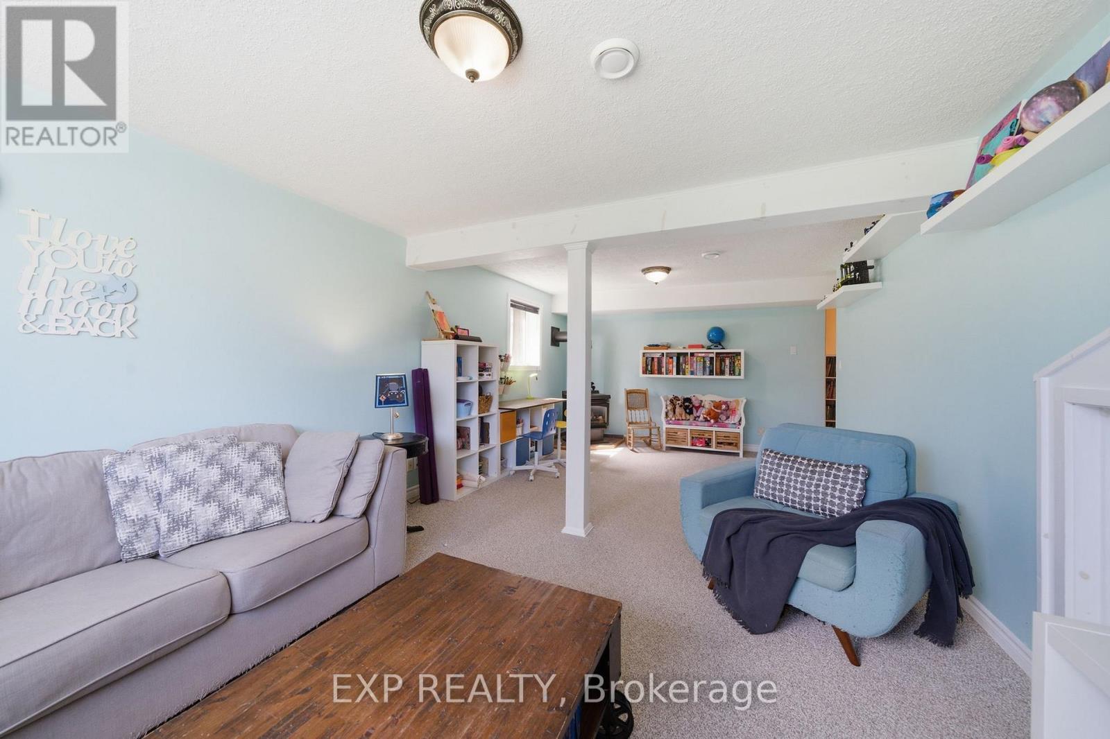 8 HENDERSON LANE — photo 21