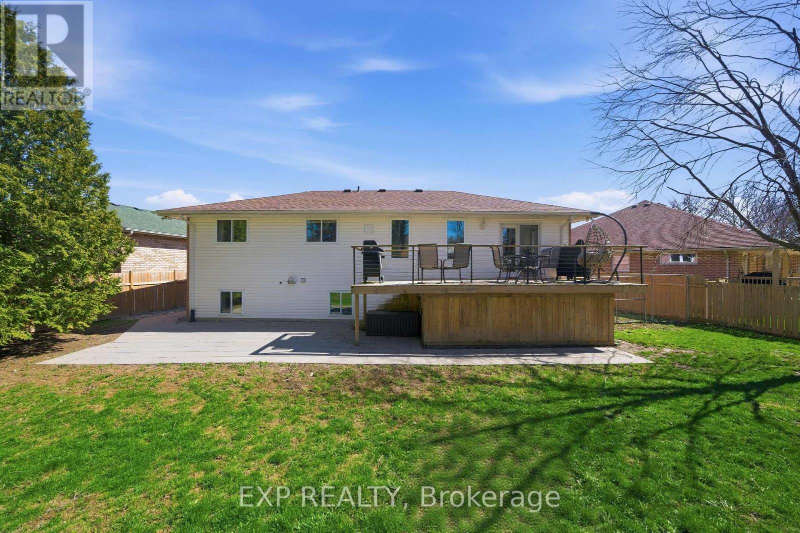 8 HENDERSON LANE — photo 29