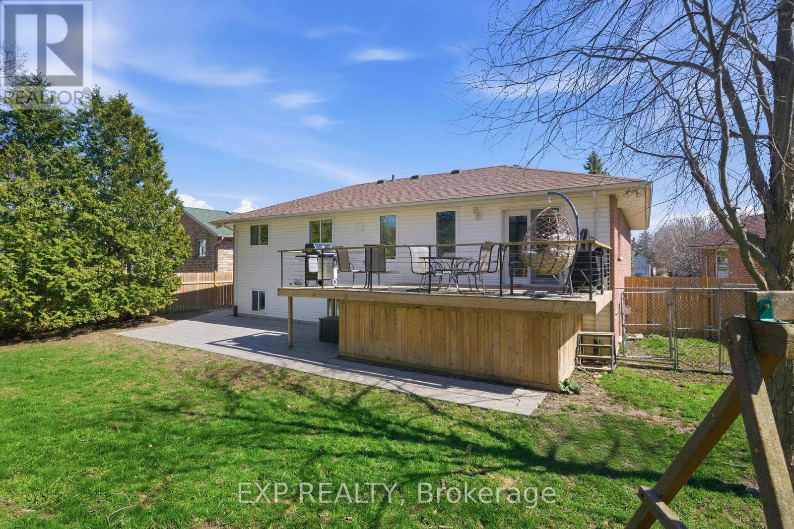 8 HENDERSON LANE — photo 30