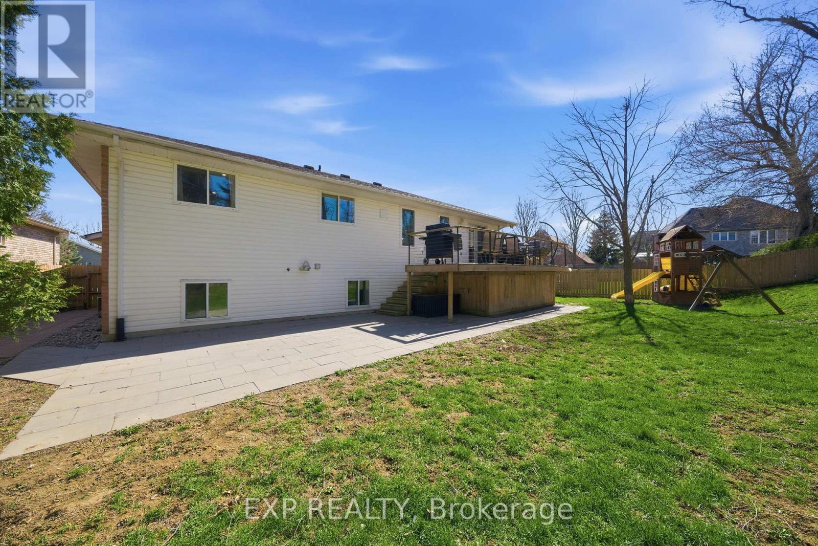 8 HENDERSON LANE — photo 31