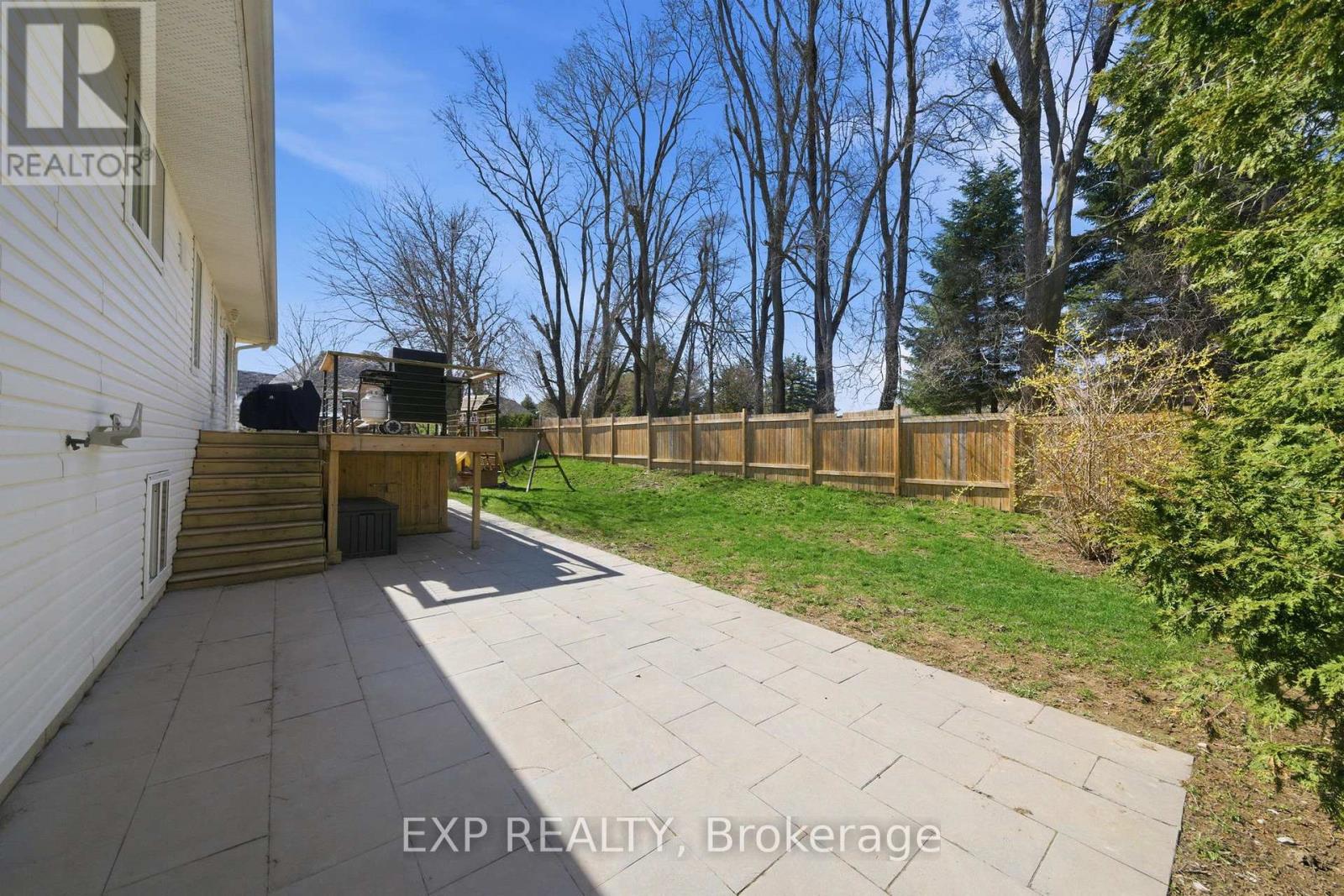 8 HENDERSON LANE — photo 32