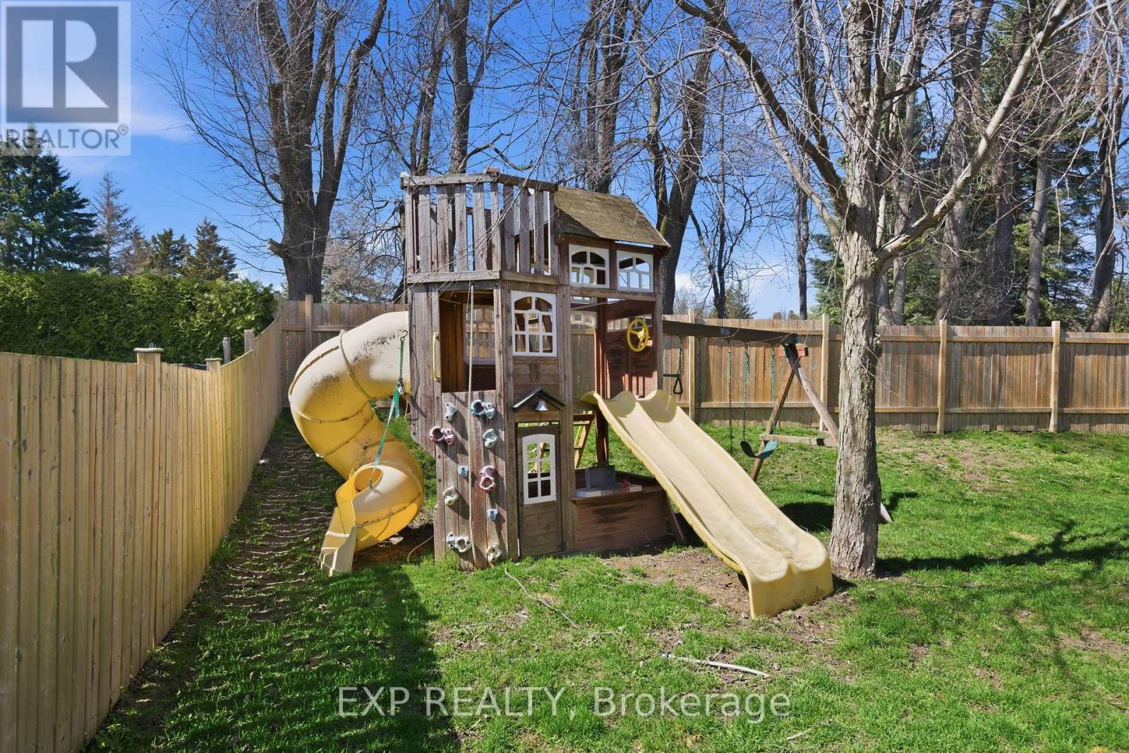 8 HENDERSON LANE — photo 34