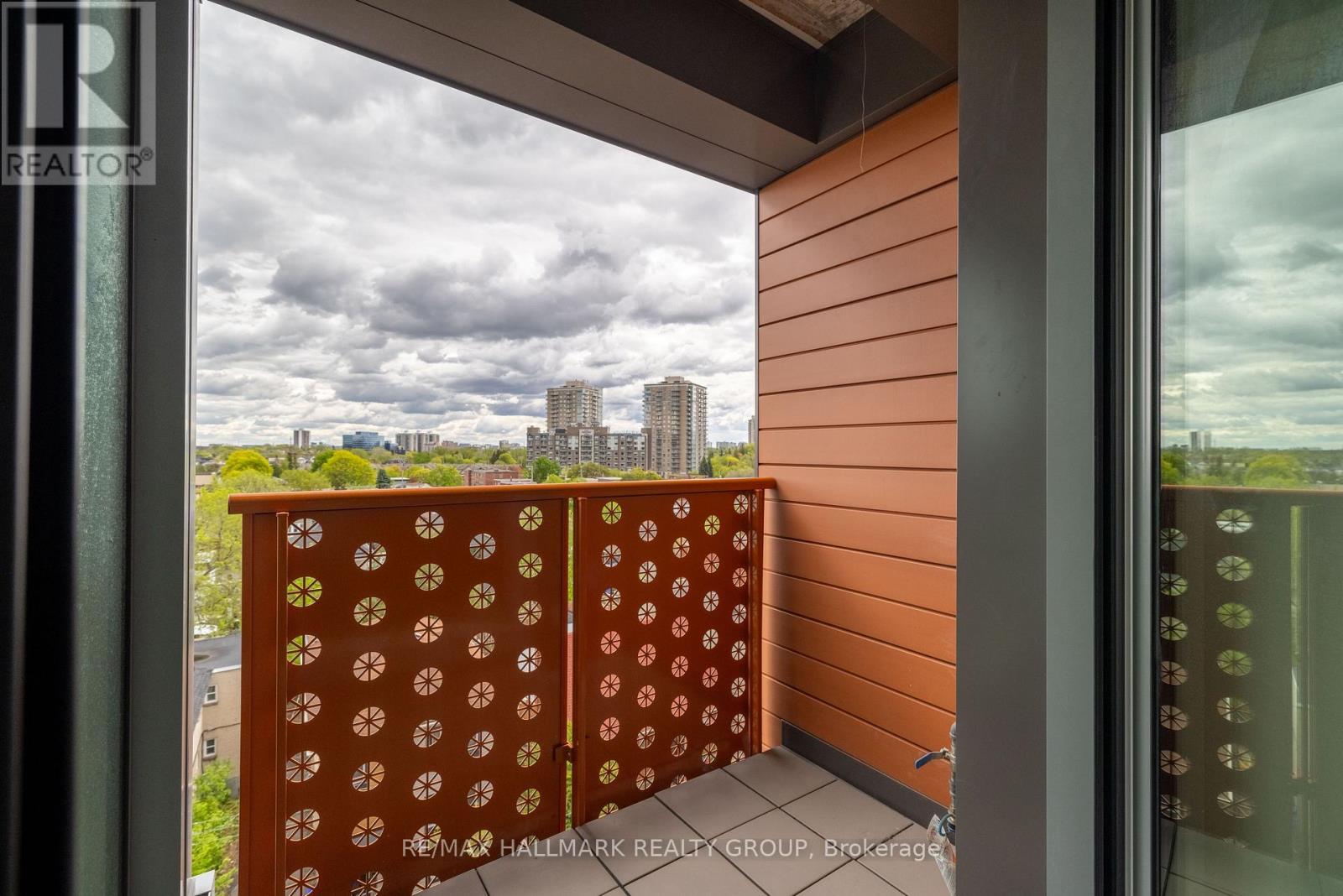 #607 135 BARRETTE STREET - 21