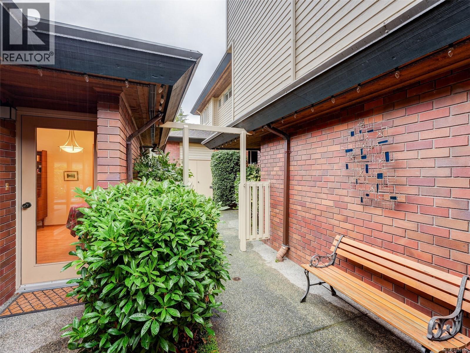 125 2345 Cedar Hill Cross Rd, Oak Bay