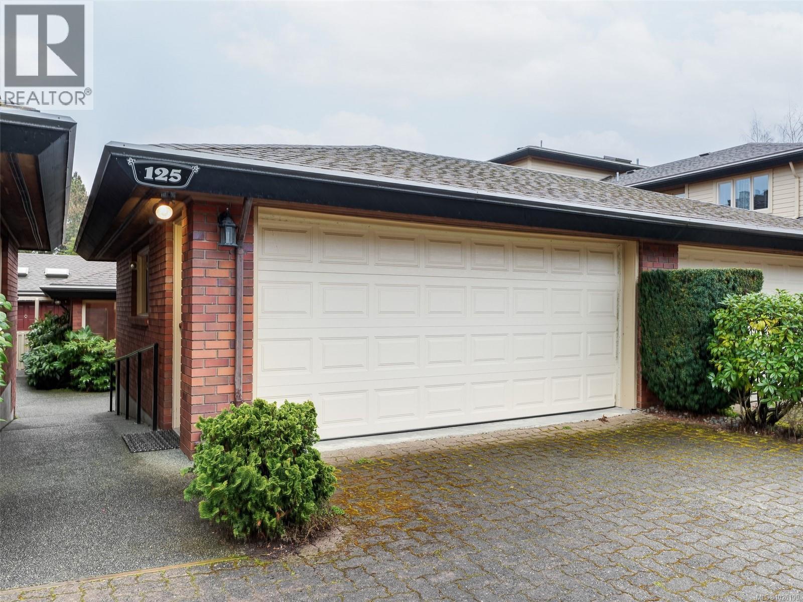 125 2345 Cedar Hill Cross Rd, Oak Bay