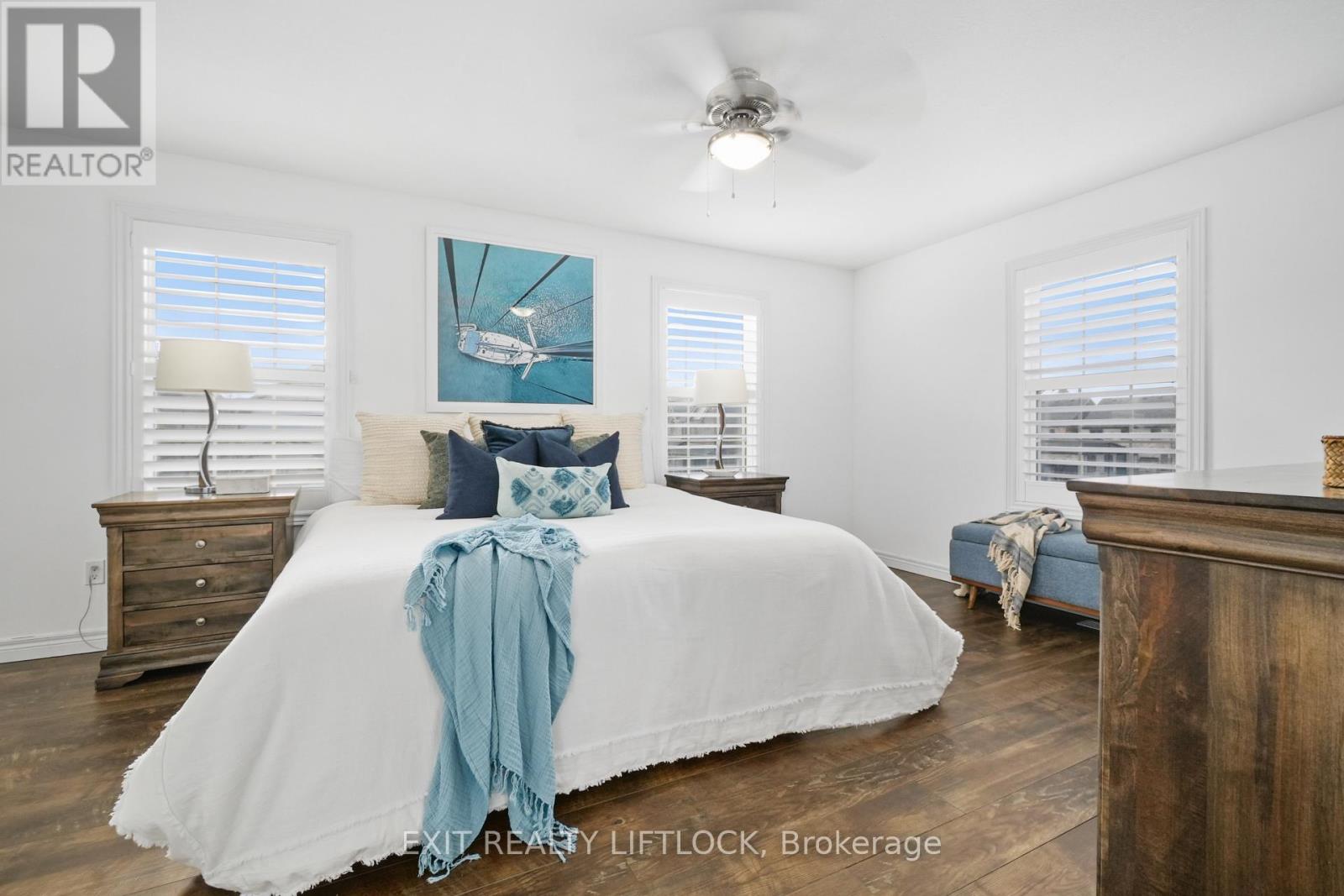 king sized bedroom