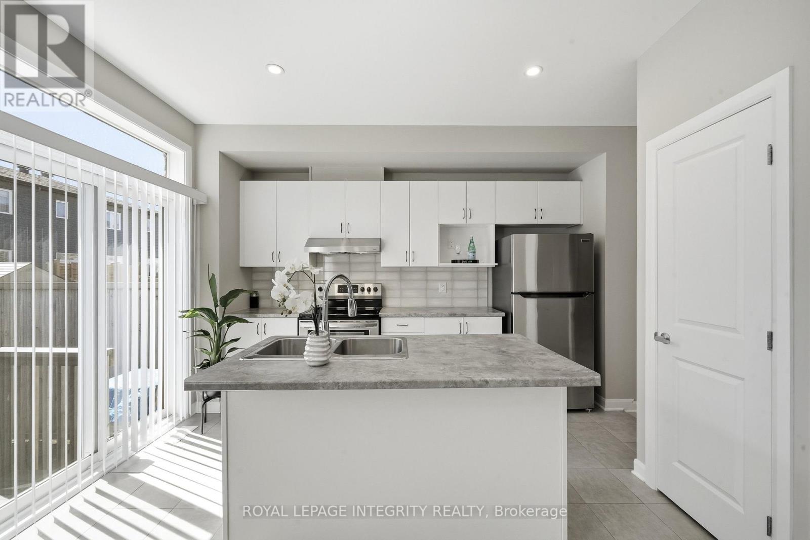 Modern chef-style kitchen with island & pantry