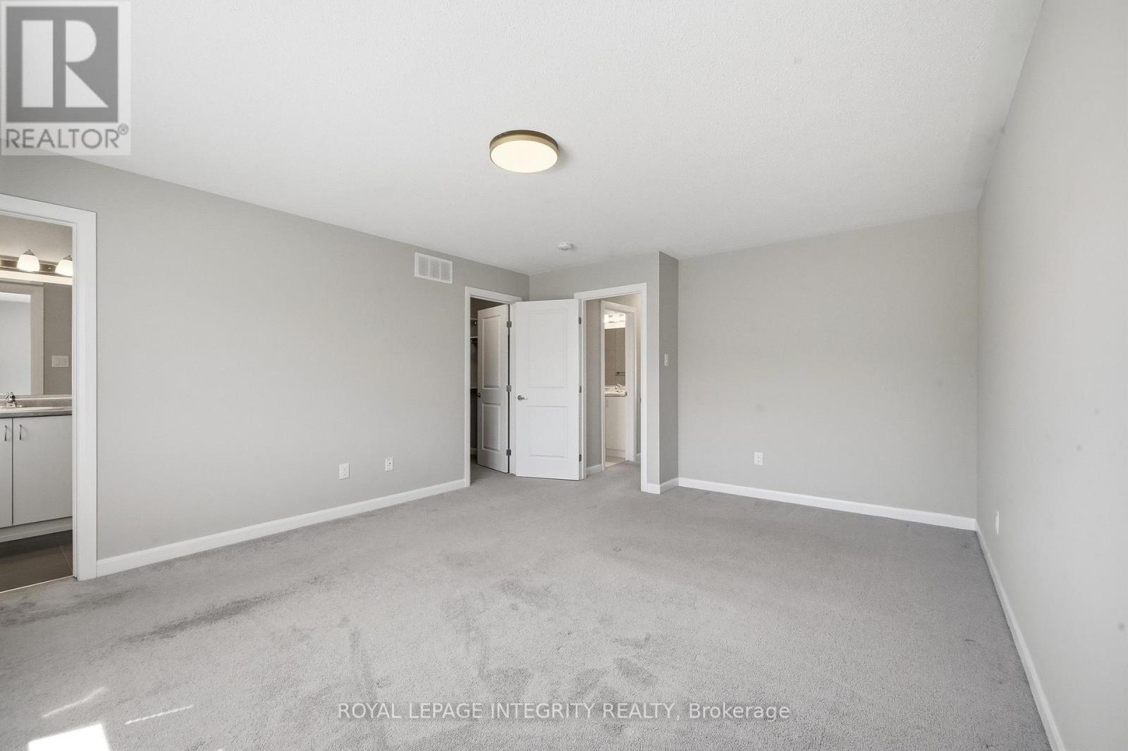 Spacious primary with ensuite & walk-in closet