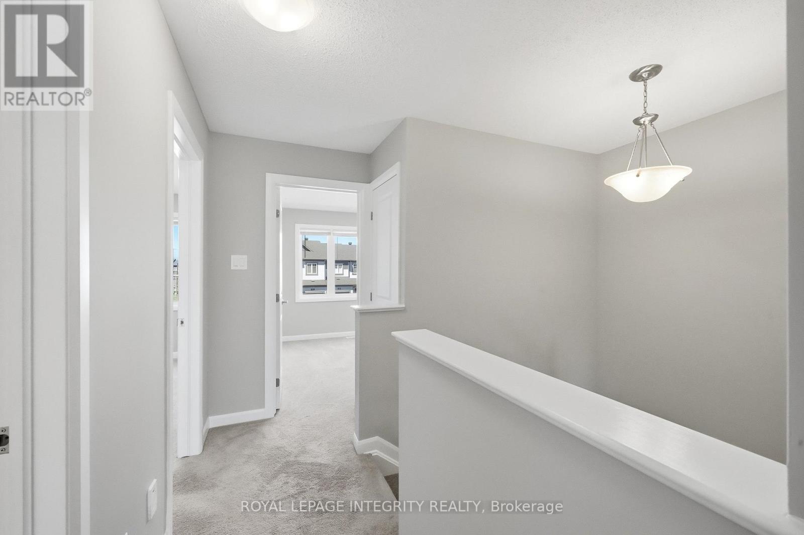 Upper hallways leading to bedroom