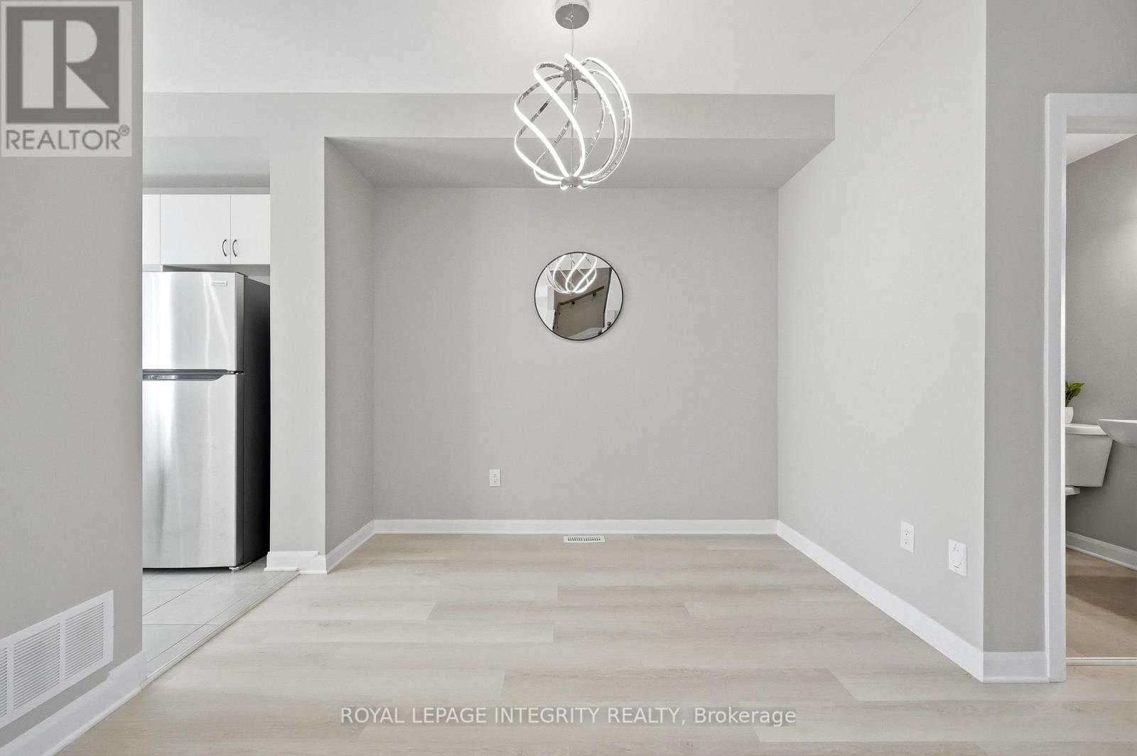 Dining area to host & easy access to kitchen