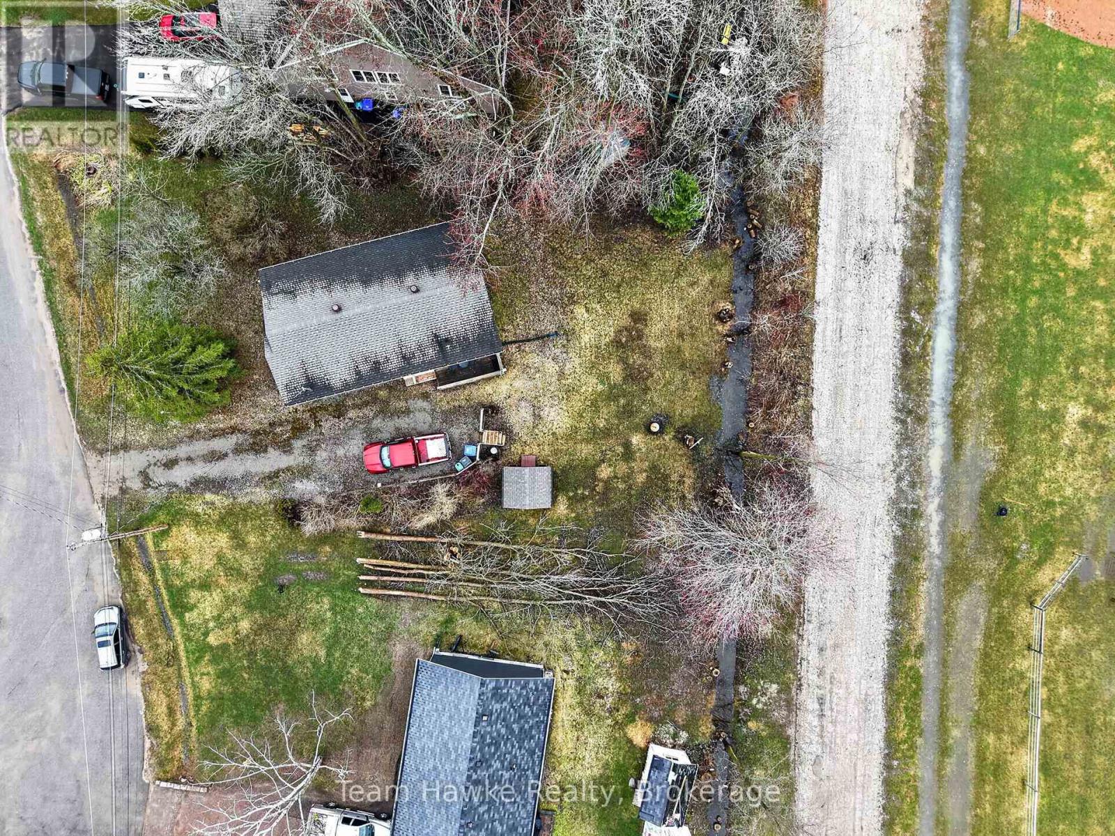 10 SUNSET CRESCENT — photo 42