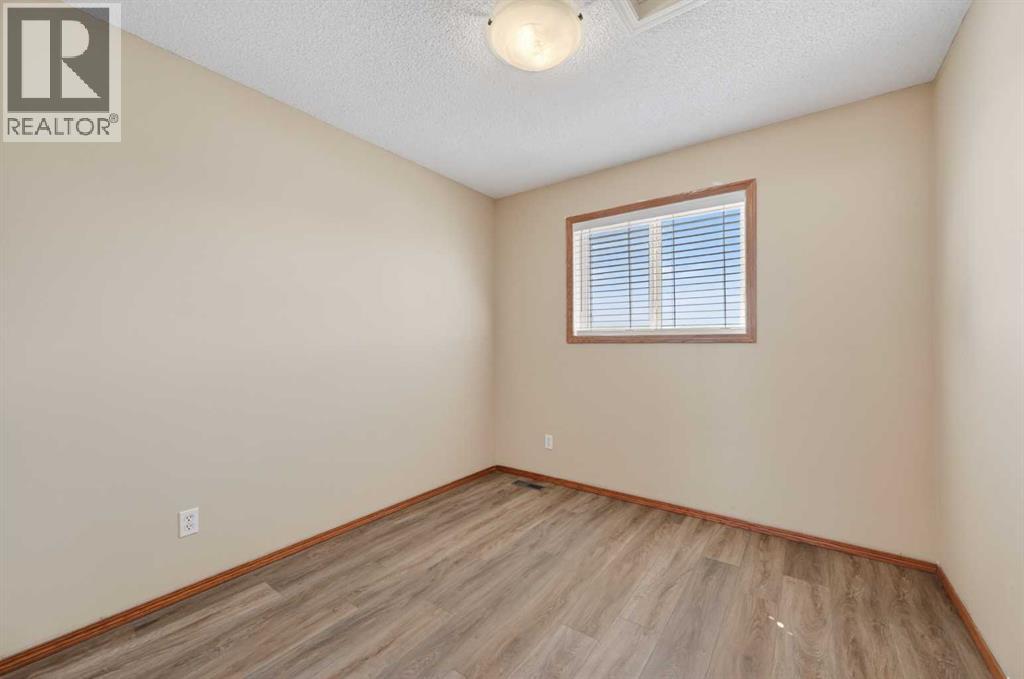 126 EVANSMEADE CRESCENT NW - 24