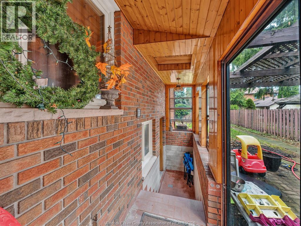 2880 ST. CLAIR AVENUE — photo 16