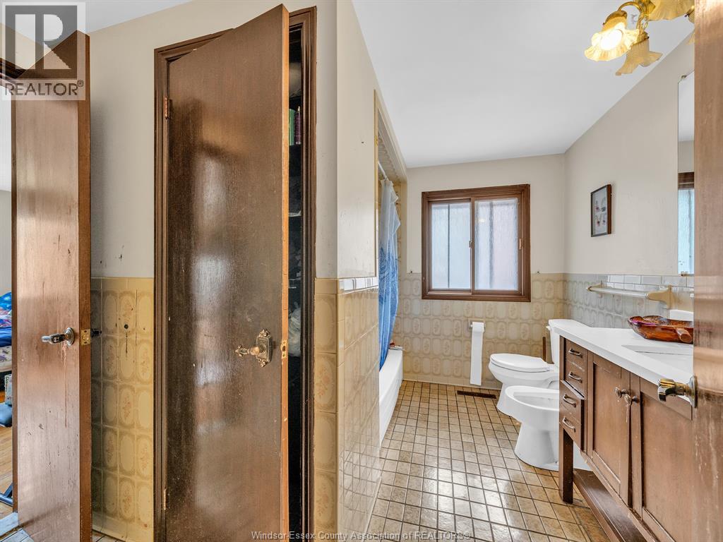 2880 ST. CLAIR AVENUE — photo 8