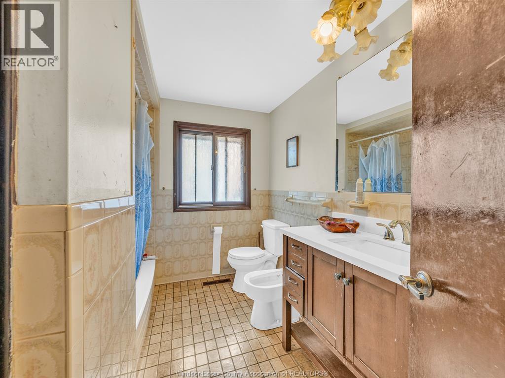 2880 ST. CLAIR AVENUE — photo 7