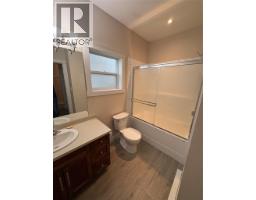 Full bathroom - 425 Taylor Road, Kelowna, BC V1X4G3 Photo 6
