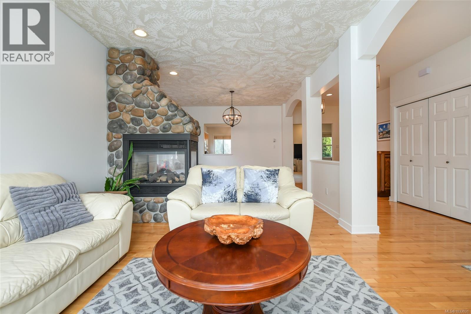 2390 Idiens Way - 7