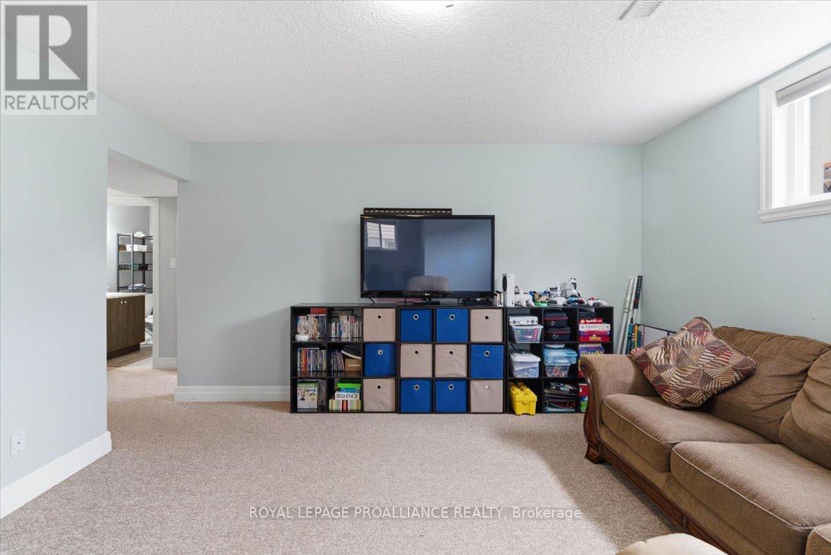 68 CORTLAND CRESCENT - 28