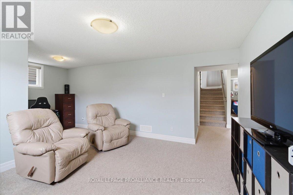 68 CORTLAND CRESCENT - 29