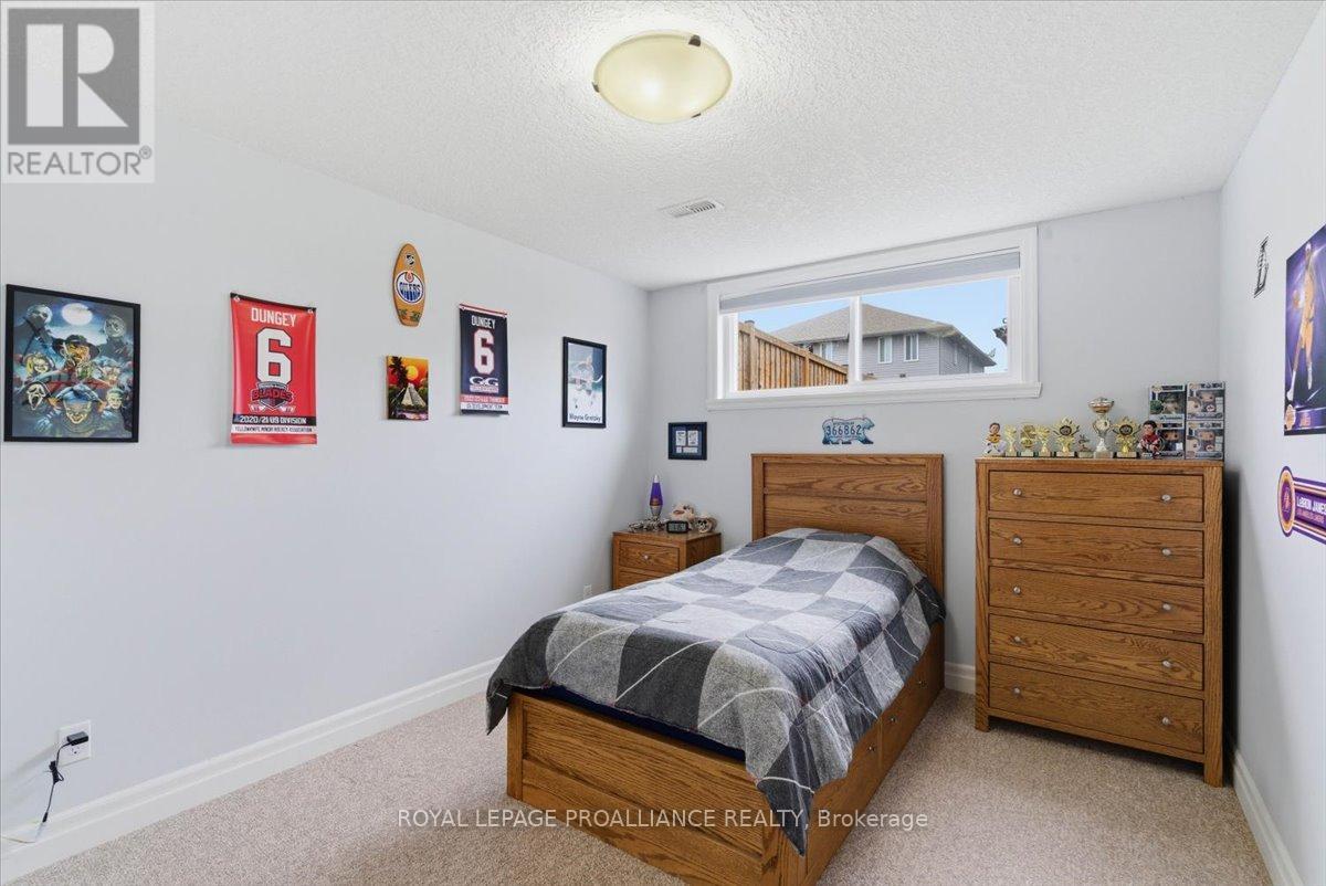 68 CORTLAND CRESCENT - 32